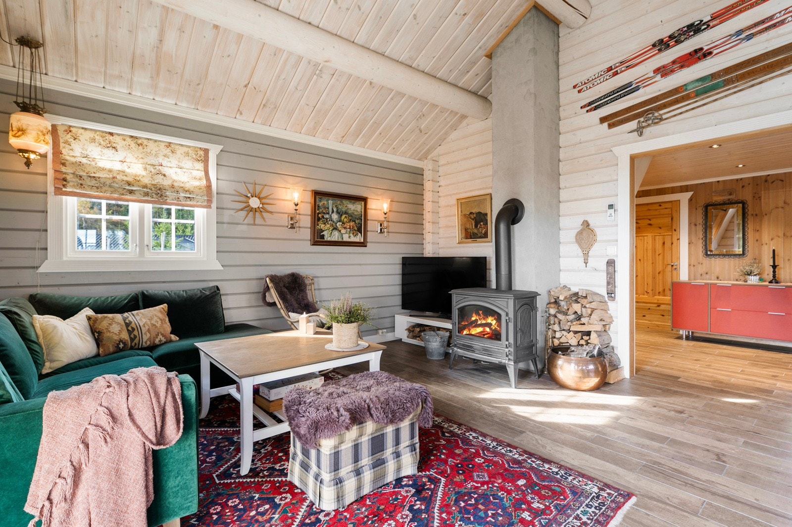 . Midt i rommet er det en flott peisovn som skaper en god atmosfære, varme og hygge. Det er også montert en varmepumpe (luft-til-luft). Galleribilde