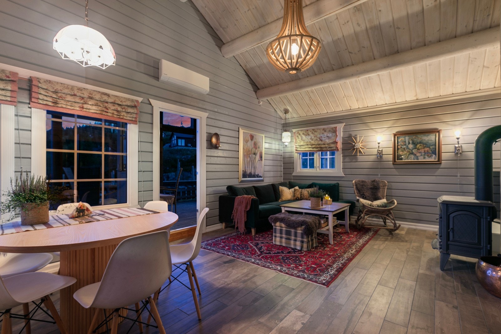 Stuen er det største rommet i fritidsboligen og fremstår som svært innbydende. Galleribilde