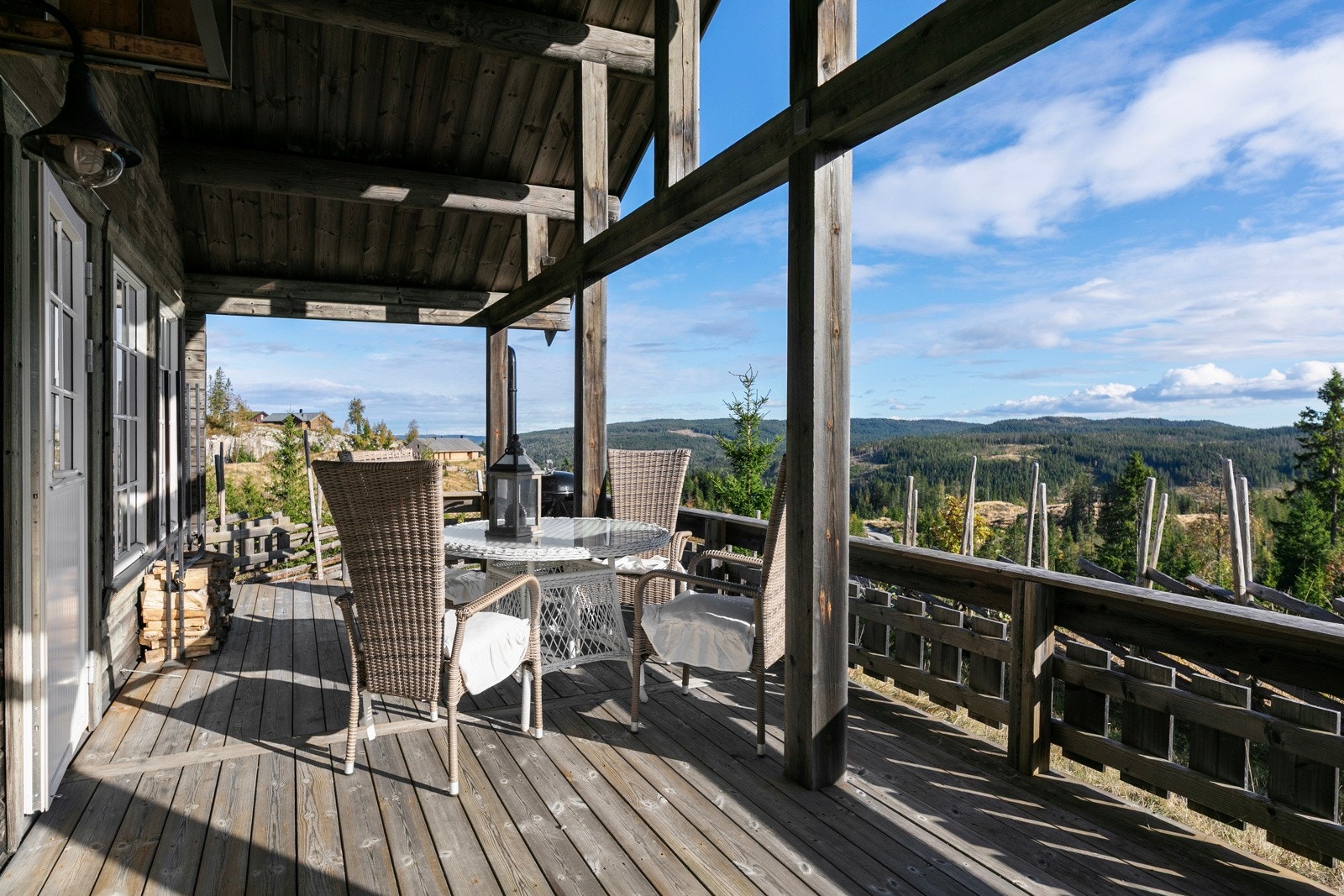 Hytta ligger perfekt plassert med fantastisk utsyn. Galleribilde