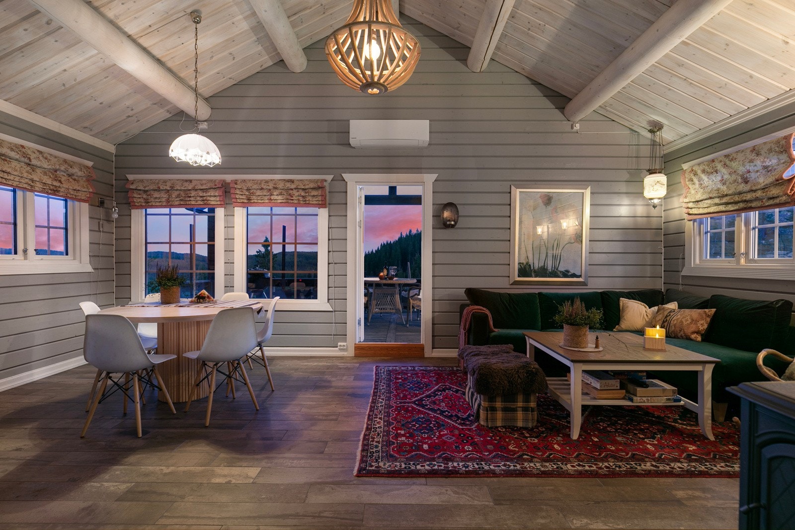 Stuen har god takhøyde og takvinkelen gjør dette til et unikt og luftig rom. Galleribilde