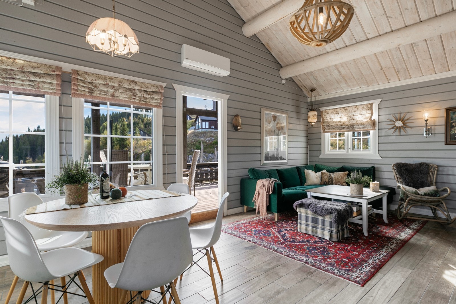 Gode vindusflater i flere himmelretninger slipper inn rikelig med lys. Galleribilde