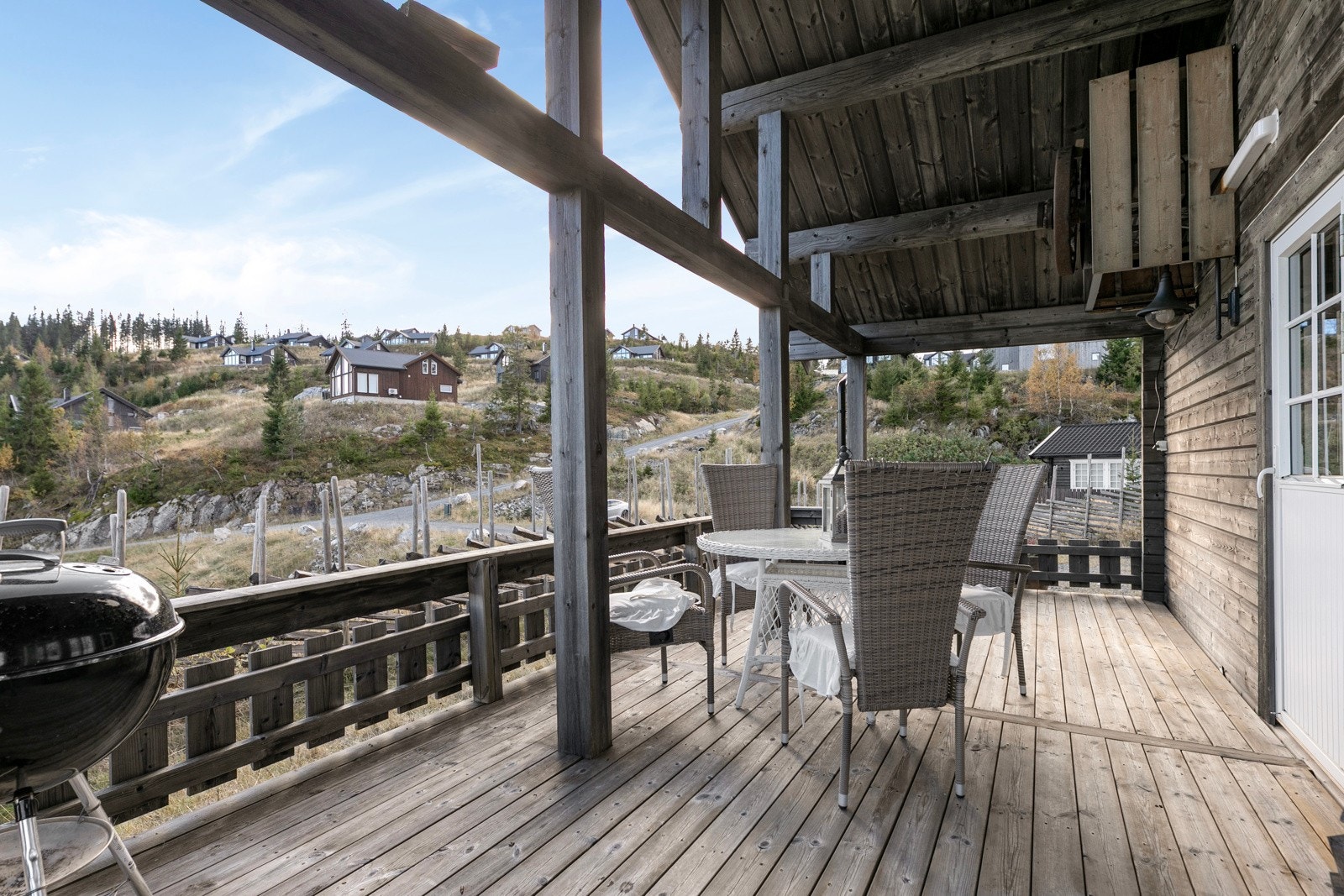 Utgang fra stue/kjøkken til sørvendt terrasse på 21 kvm. Galleribilde