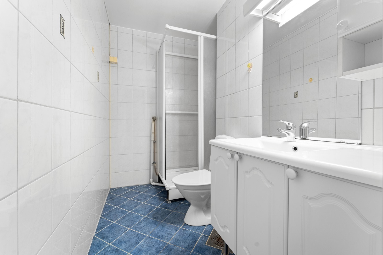 Bad med fliser og dusjkabinett. Galleribilde