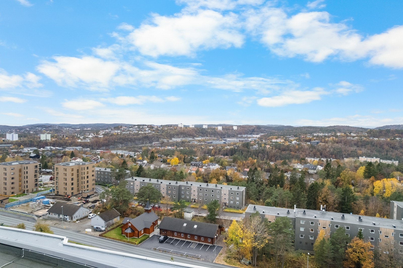 Mot vest sett av drone like over taket på blokken. Galleribilde