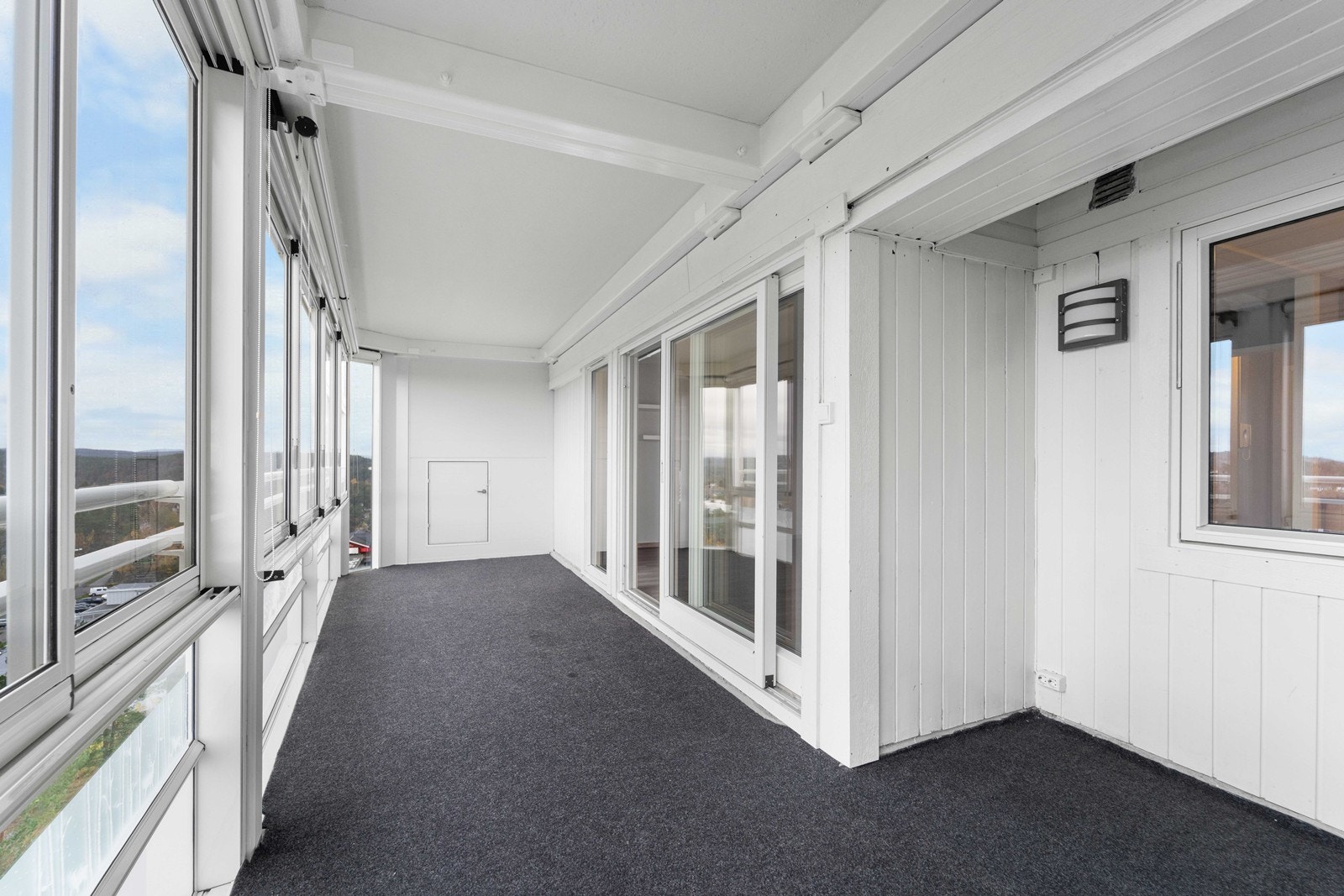 Romslig uteplass med god utsikt! Galleribilde