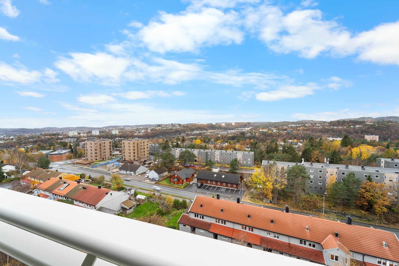 Veldig fin utsikt fra den innglassede balkongen! Galleribilde
