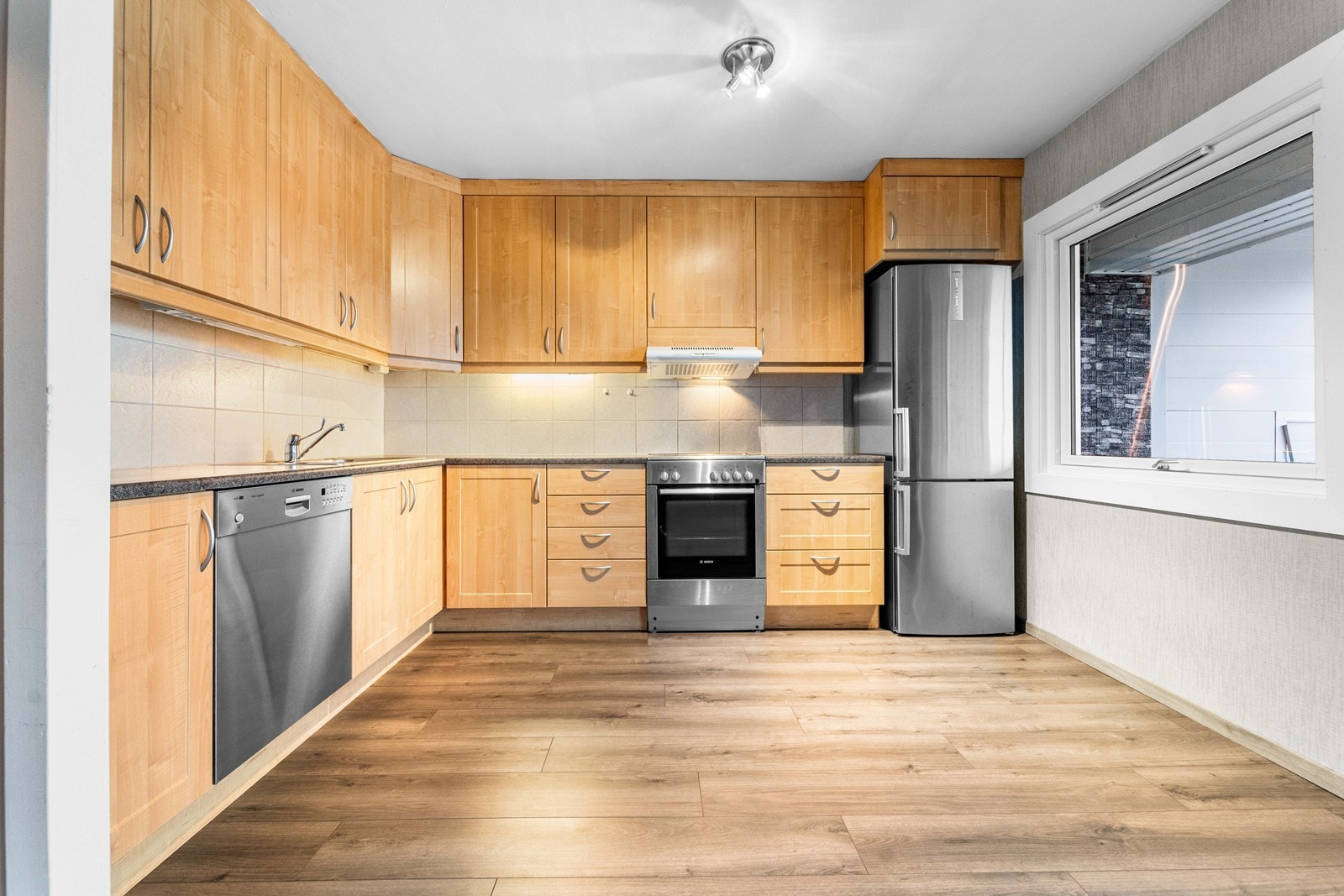 Godt med benkeplass og skapplass i kjøkkenet. Galleribilde