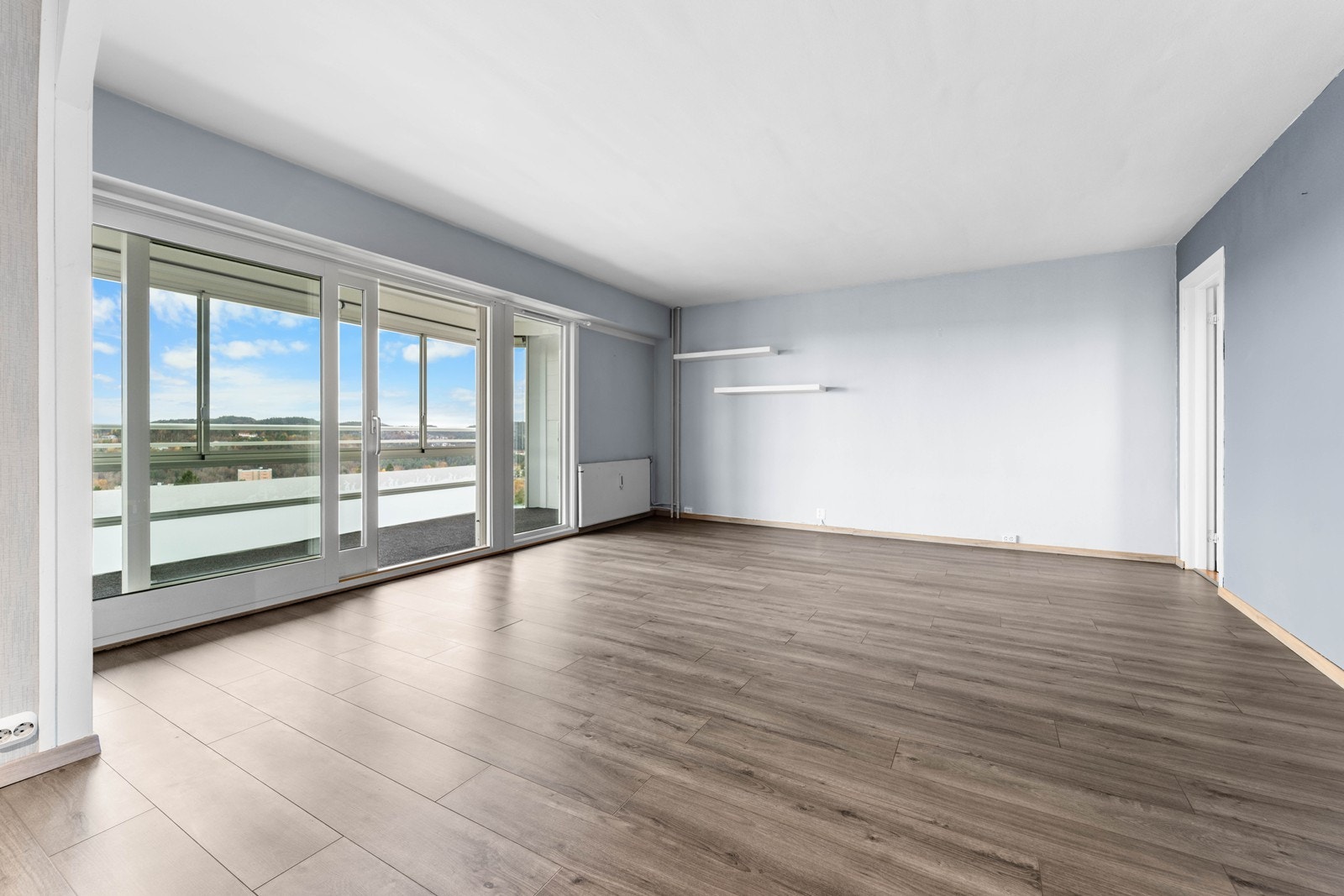 Romslig stue med kjøkkenhjørne og mange innredningsmuligheter. Balkong mot vest/kveldssol. Galleribilde