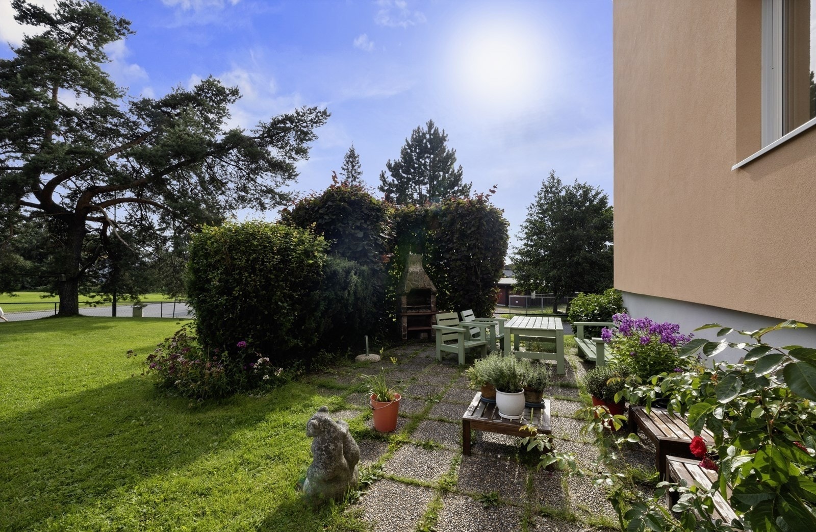 Området er pent opparbeidet med grøntarealer og sittegrupper Galleribilde