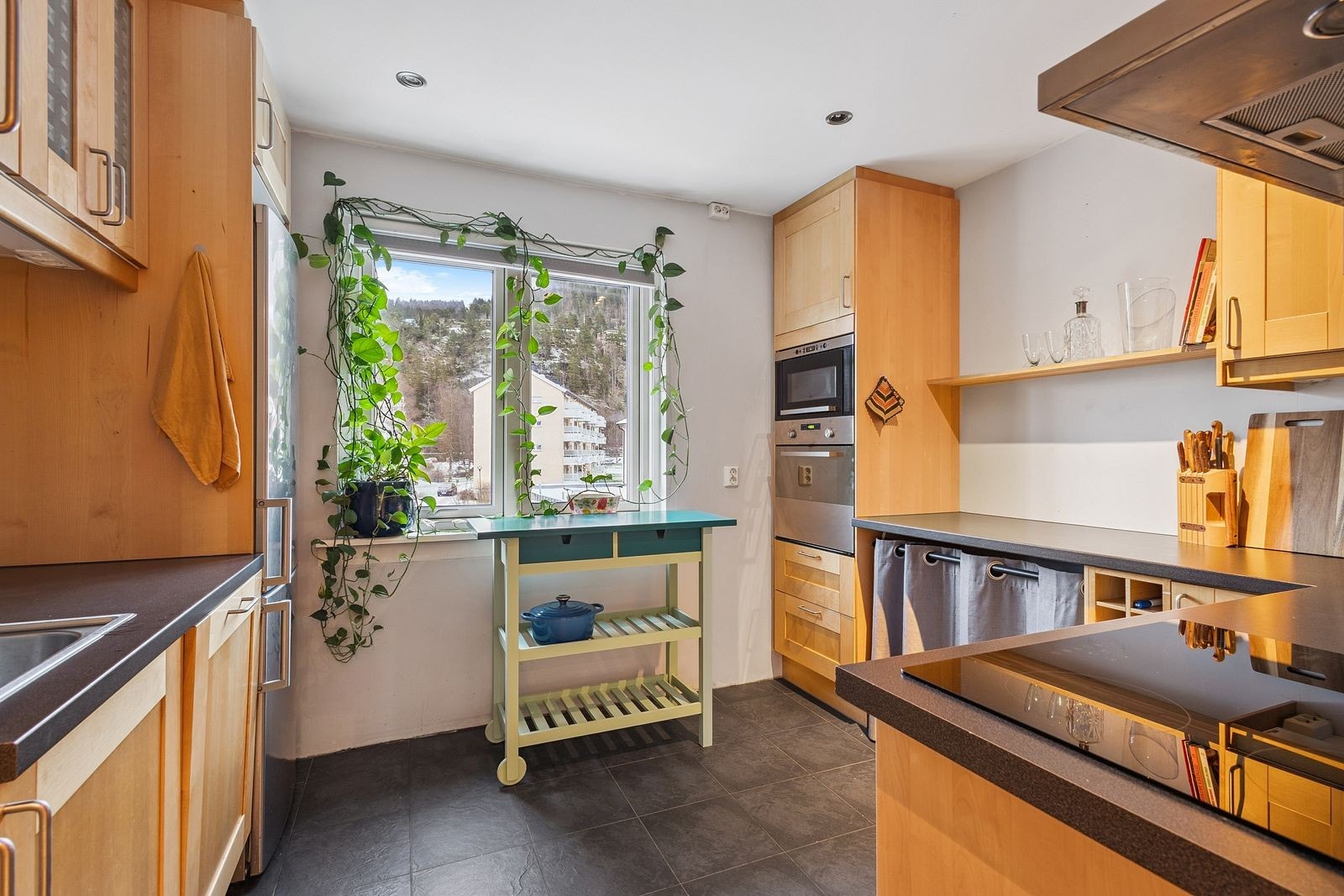 Separat og praktisk kjøkken med hvitevarer Galleribilde