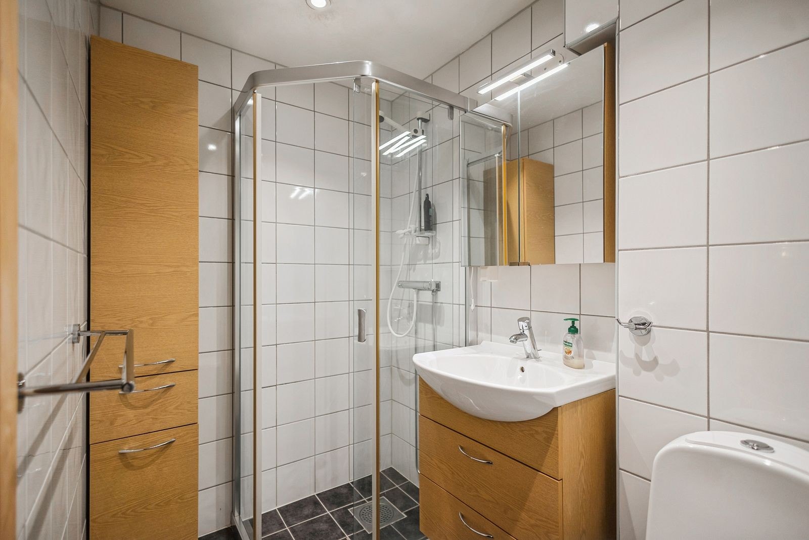 Pent flislagt bad med varmekabler Galleribilde