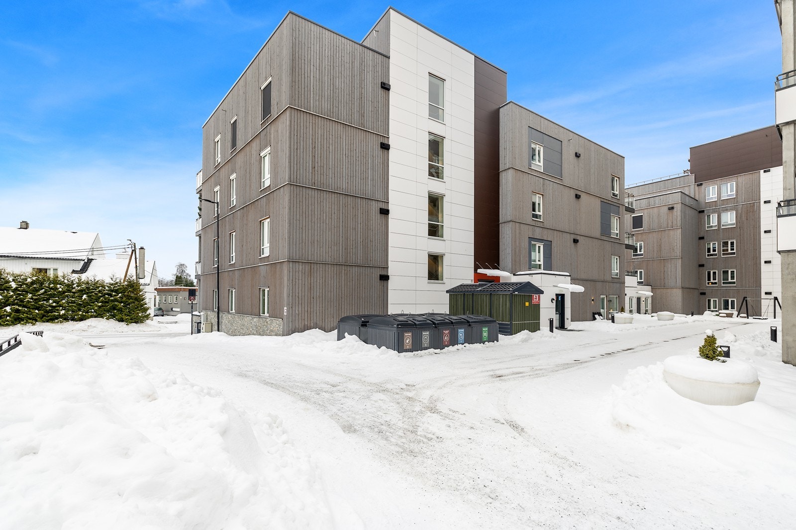 Gårdsrommet er belagt med belegningsstein og betongheller. Galleribilde