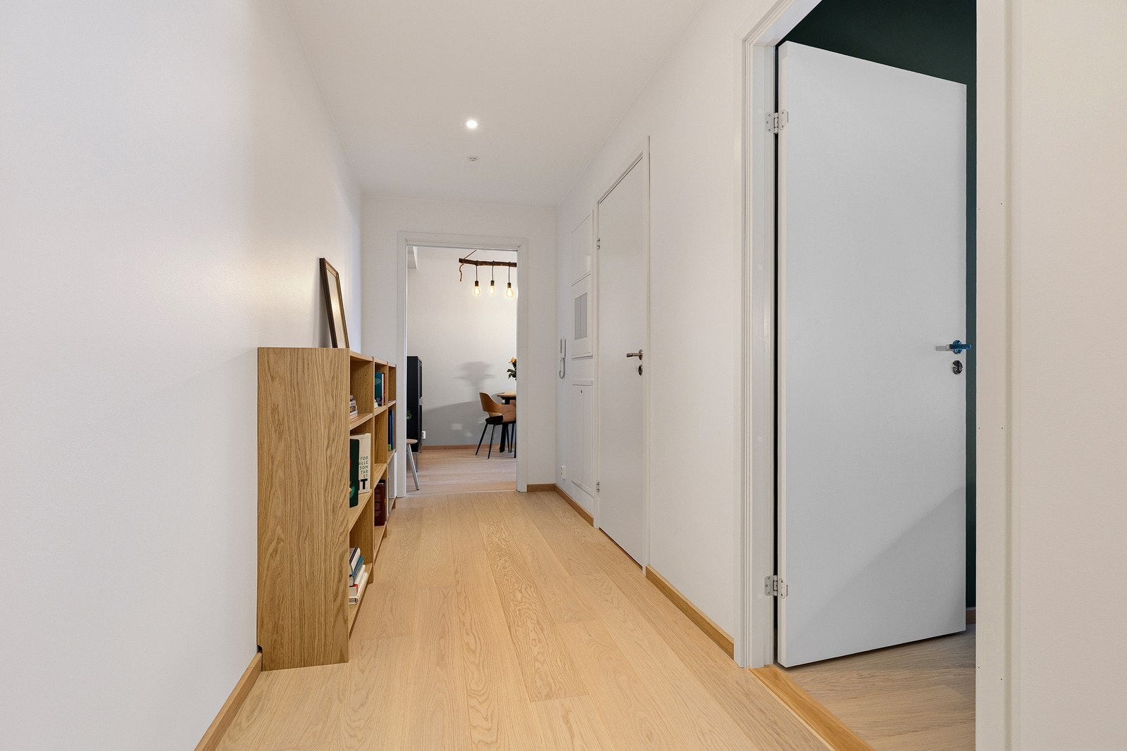 Leiligheten har en fin planløsning som byr på: Entré/gang, 2 soverom, stue/kjøkken, bad og omkledningsrom/bod. Galleribilde