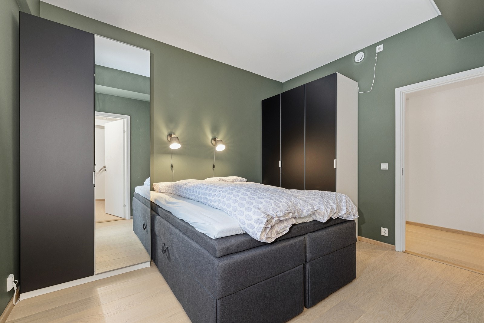 Hovedsoverommet er pent innredet og er malt i en trendy fargepalett, som gir rommet en behagelig og lun stemning. Galleribilde