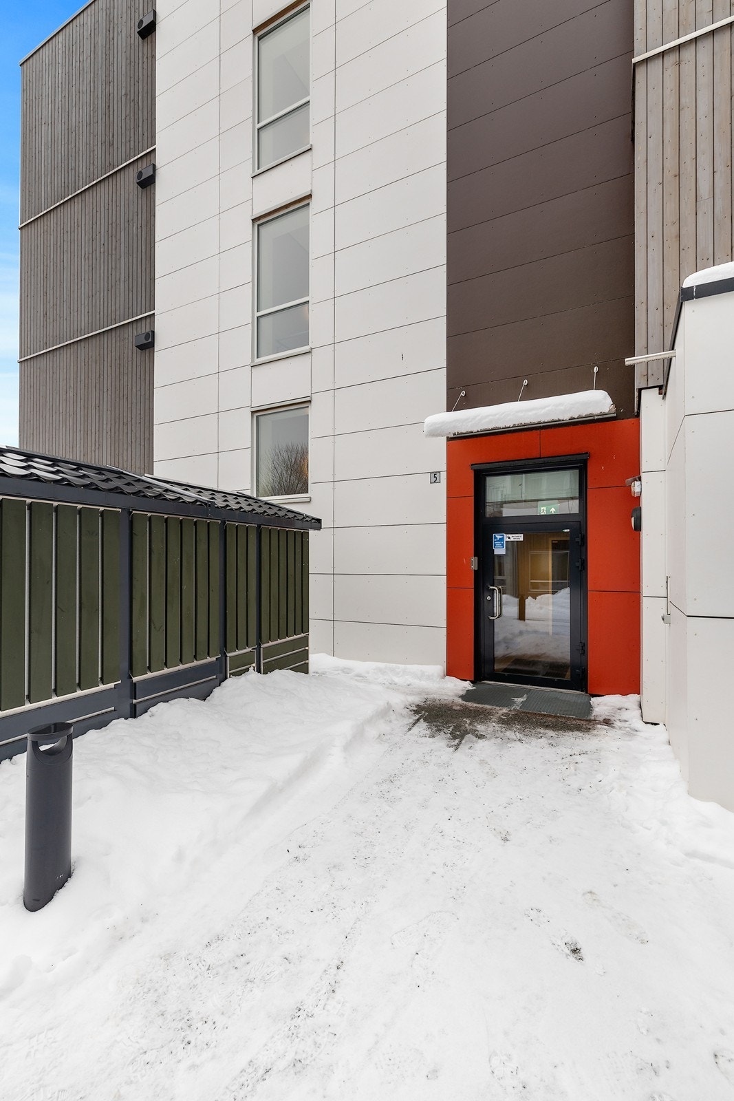 Hyggelig felles gårdsrom i midten av bygningene, som er pent beplantet og har sittegrupper samt lekeplass. Galleribilde