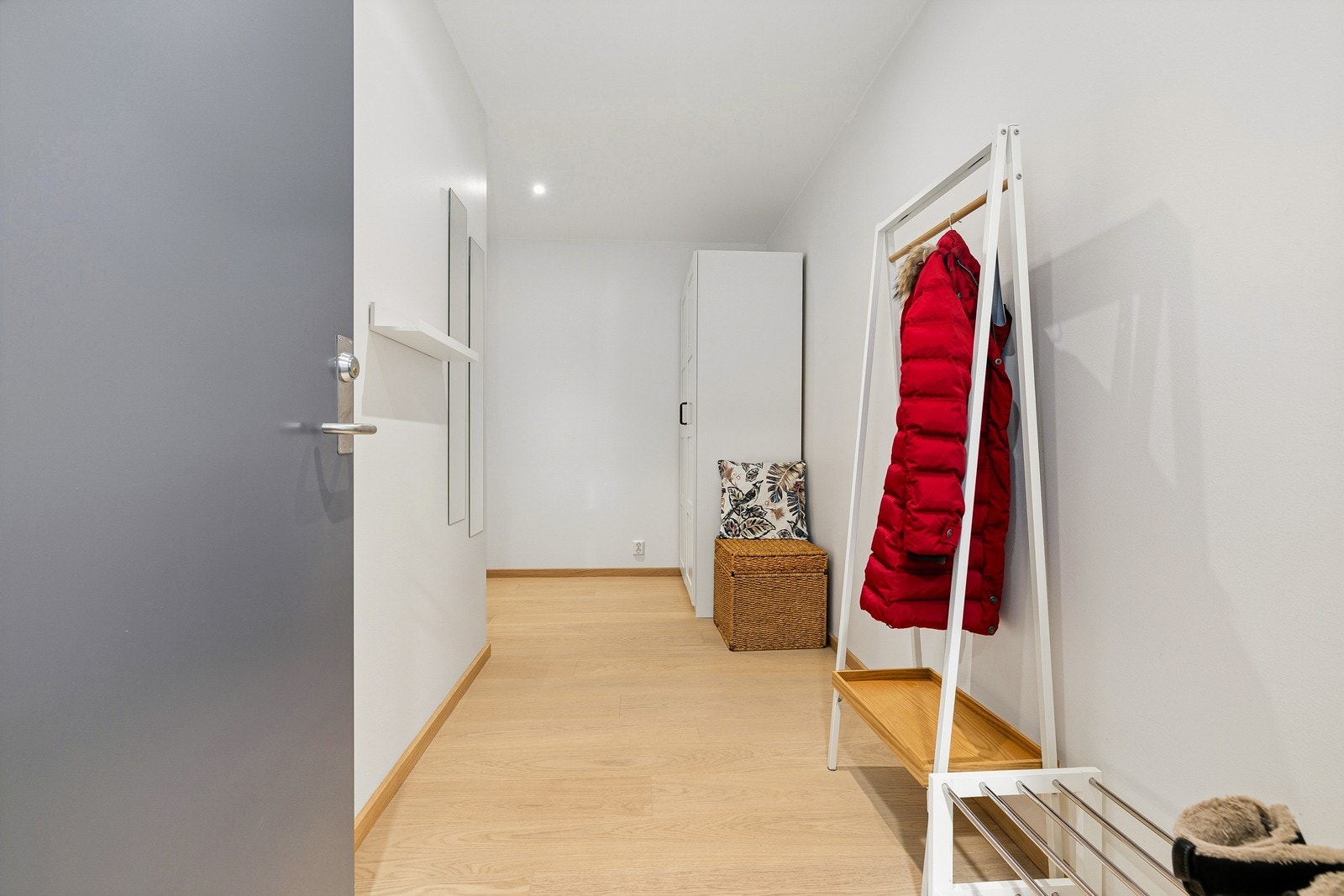 Det er god plass til oppheng for yttertøy og til å sette ifra seg sko, noe som gjør det enkelt å holde orden i inngangspartiet. Galleribilde