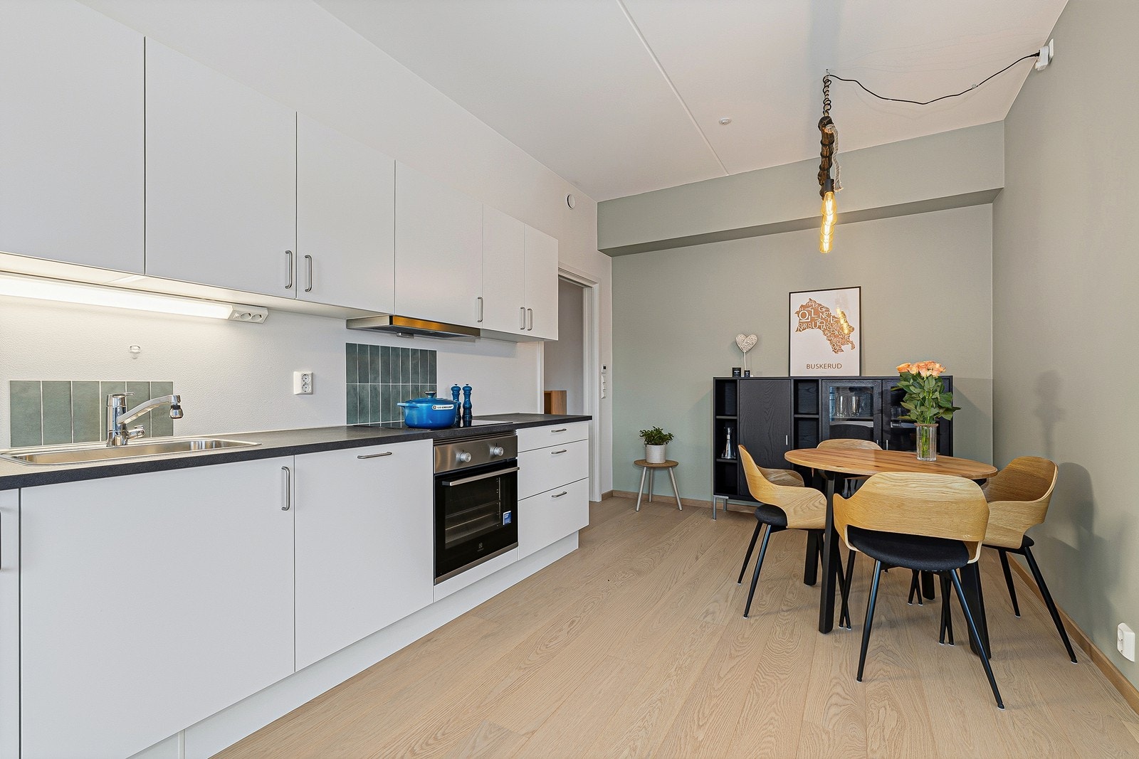 Kjøkkenet er utstyrt med integrerte hvitevarer av som kjøl/fryseskap, oppvaskmaskin, komfyr, induksjonstopp, vannstoppsystem og komfyrvakt. Galleribilde