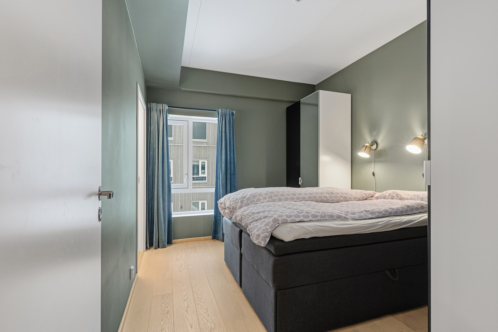 Soverommet er innredet med dobbeltseng med og garderobeløsning. Galleribilde