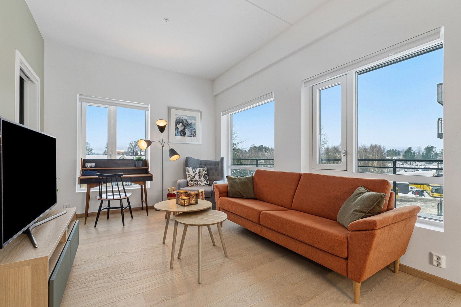 Stuen er lys og innbydende med 1-stavs eikeparkett på gulv og slette hvitmalte vegger. Galleribilde