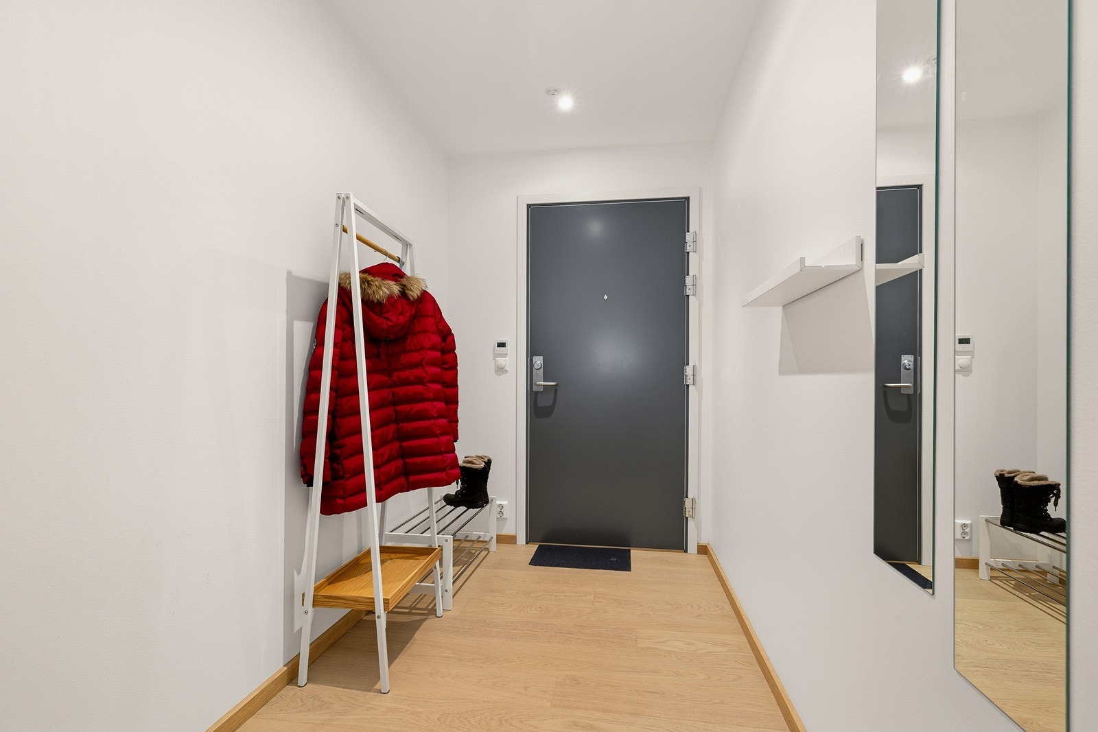 Velkommen inn til en lys og romslig entré. Galleribilde