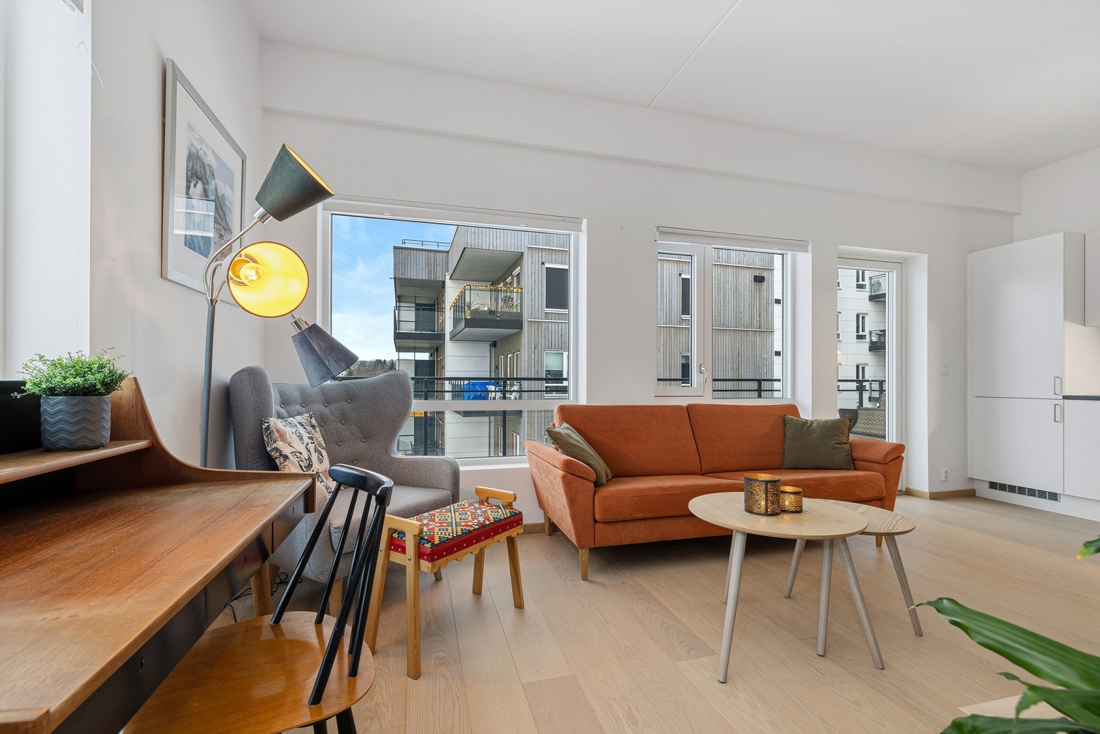 Stuen har rom for en komfortabel sofakrok, underholdningsavdeling, vitrineskap og spisebord. Galleribilde