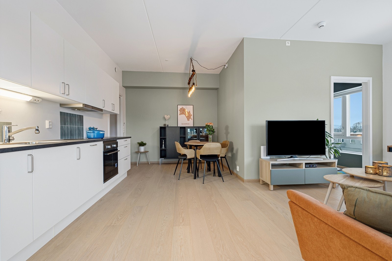 Alt er lagt til rette for den optimale lyssettingen med vindusflater som bringer den naturlige belysningen fint inn. Galleribilde