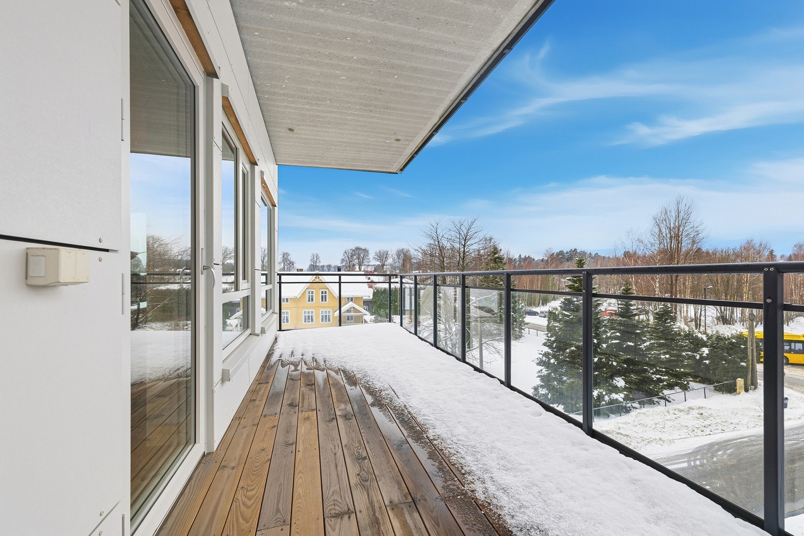 Fra stuen er det direkte utgang til en hyggelig balkong, perfekt for avslapning og hyggelige stunder. Galleribilde