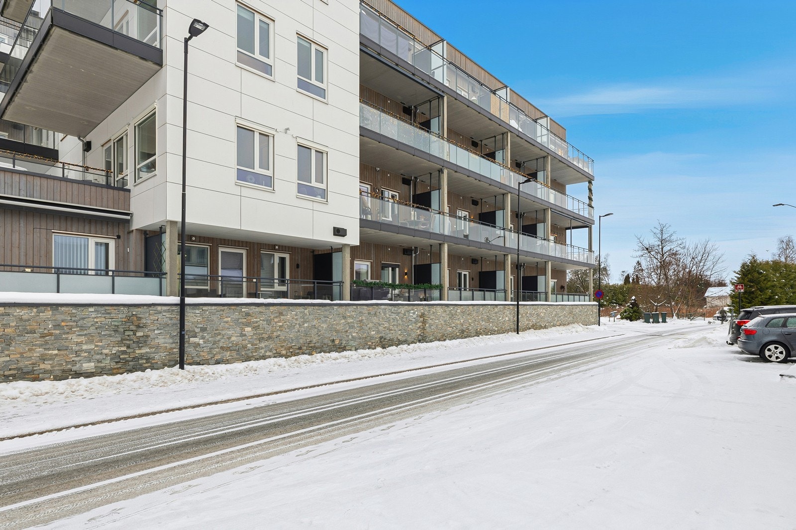 Trikotasjegata 5 ligger attraktivt og sentralt i Hokksund. Her har du alt du trenger i hverdagen av dagligvarebutikker, handel og servicetilbud like utenfor inngangsdøren. Galleribilde