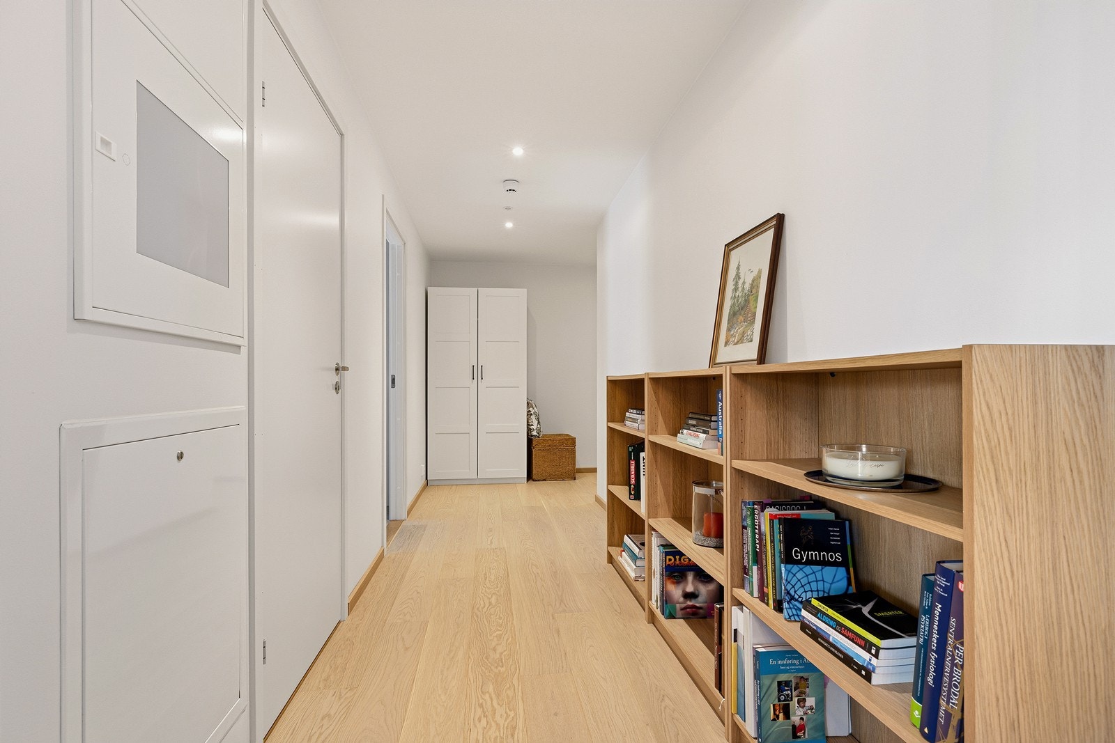 Boligen har balansert ventilasjon med varmegjenvinning, som skaper et bedre inneklima. Vannbåren varme er installert i flere av rommene. Galleribilde