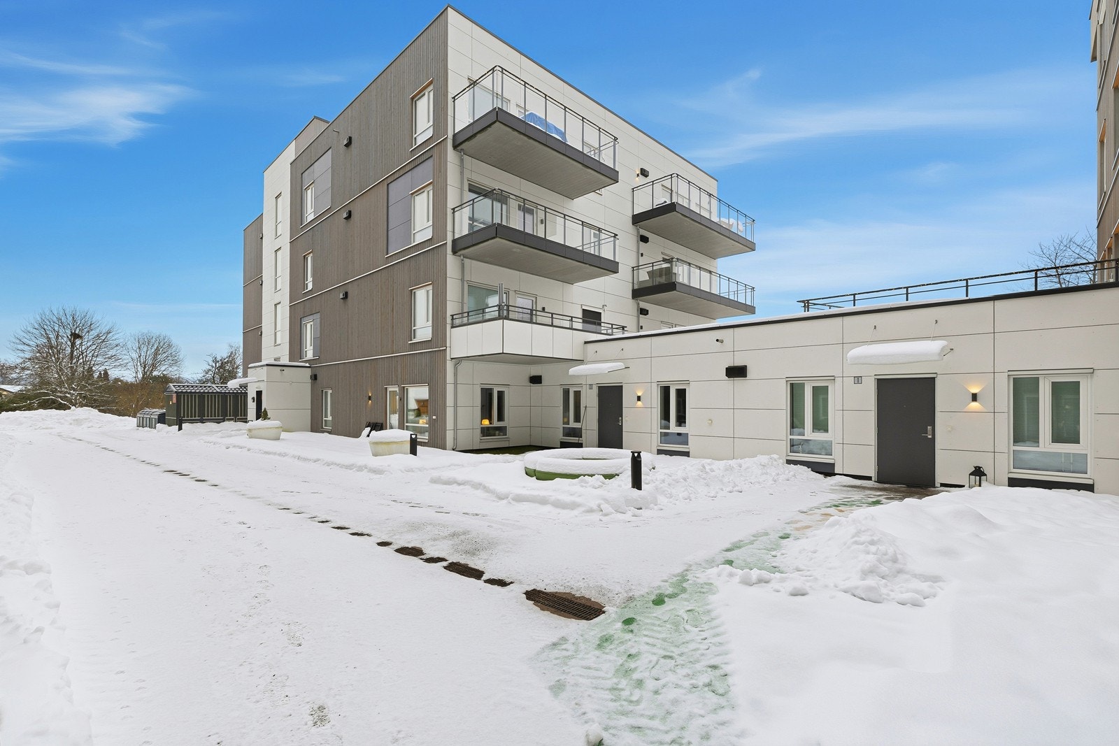 Kun noen minutters spasertur til Hokksund togstasjon som har avganger i retning Drammen/Oslo og Kongsberg. Galleribilde