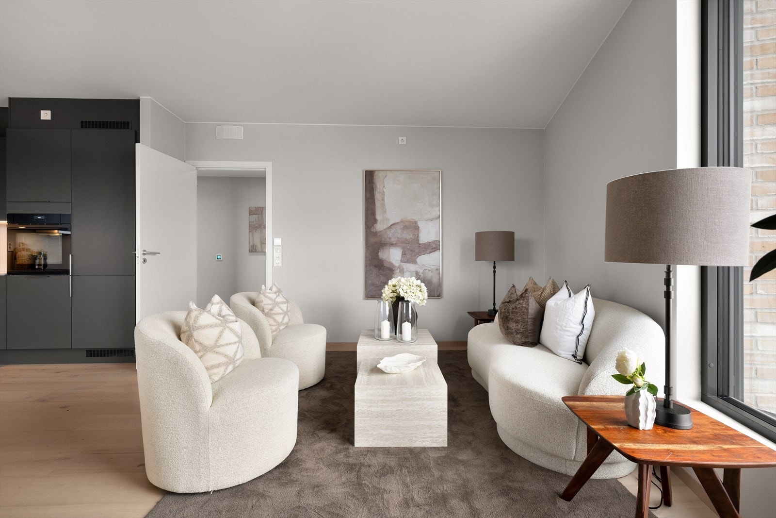 Leiligheten har en åpen stue - og kjøkken løsning, noe som gjør rommet til et funksjonelt og sosialt rom Galleribilde