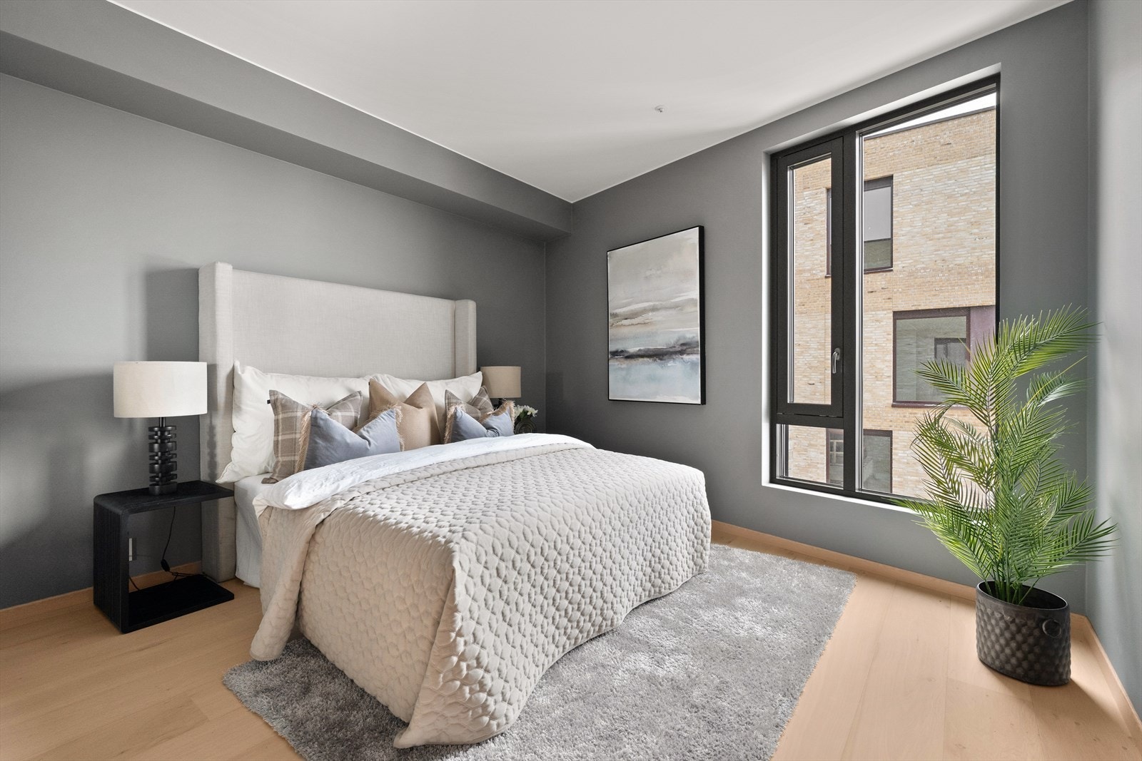 Hovedsoverommet har god plass til dobbeltseng med tilhørende nattbord Galleribilde