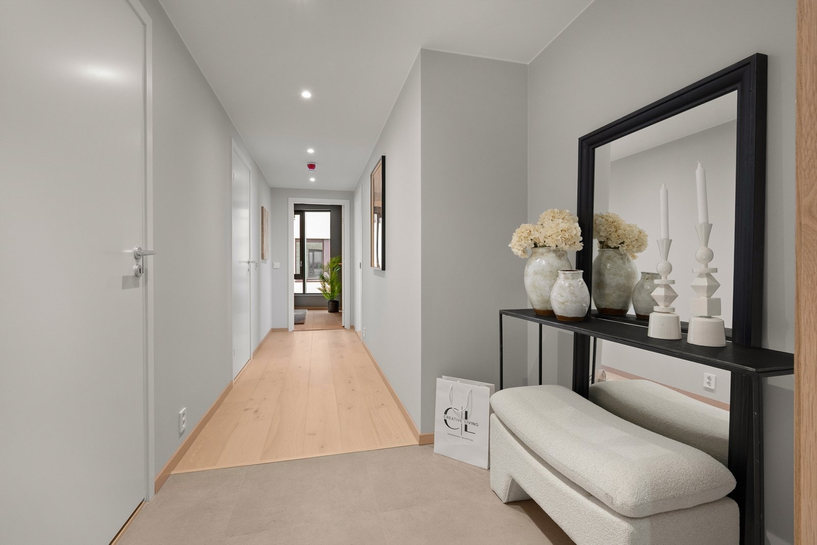 Entréen er romslig og det er god plass til å montere garderobeskap til oppbevaring av klær og yttertøy Galleribilde