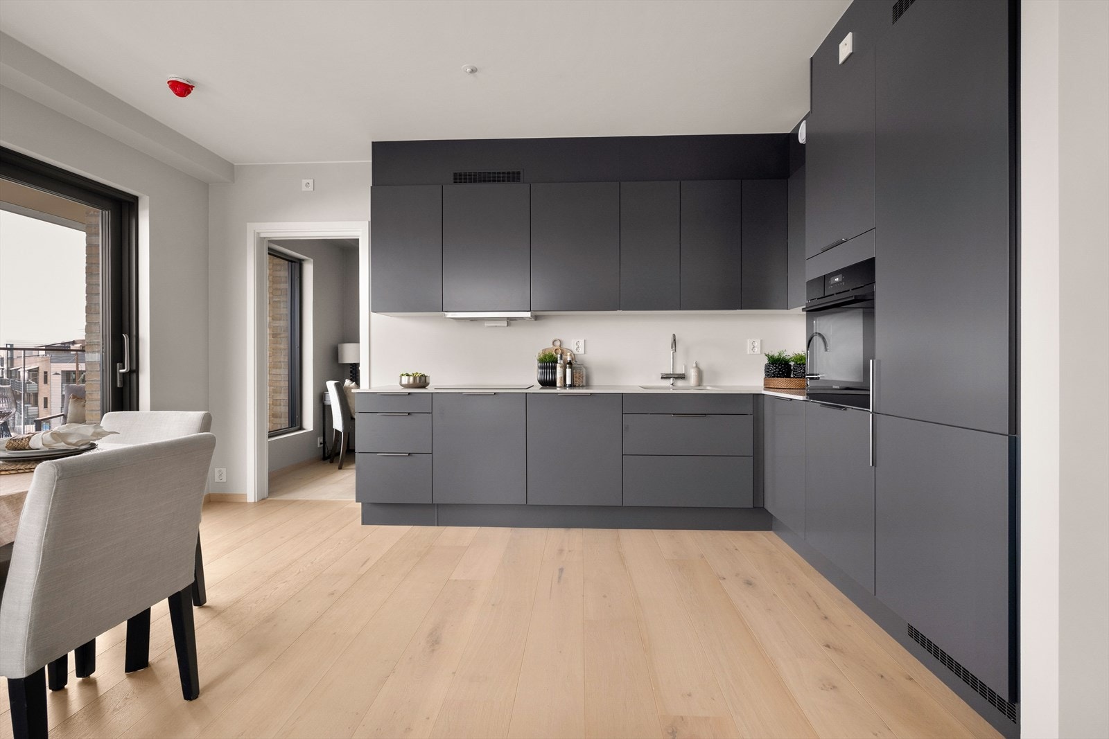 _Det er gode oppbevaringsmuligheter i skap og skuffer. Kjøkkenet er utstyrt med integrerte hvitevarer som ovn, oppvaskmaskin og kjøl-og fryseskap. Galleribilde