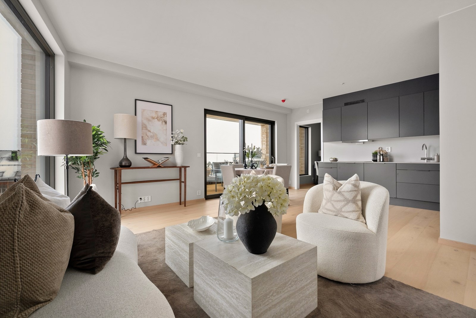 Rommet har gode lysforhold fra de store vinduesflatene noe som bidrar til en god romfølelse Galleribilde