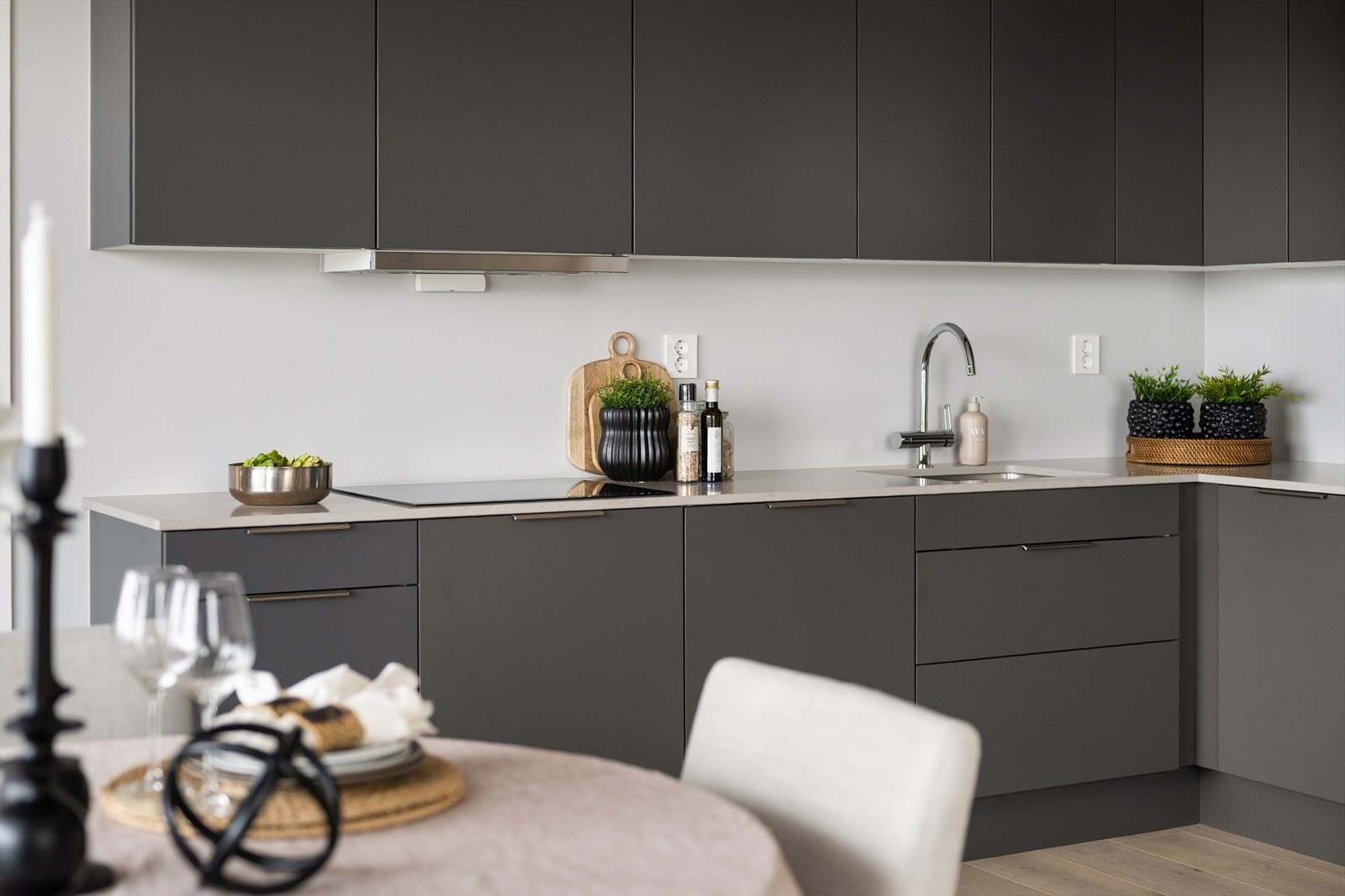 Det er rikelig med benkeplass til matlaging Galleribilde