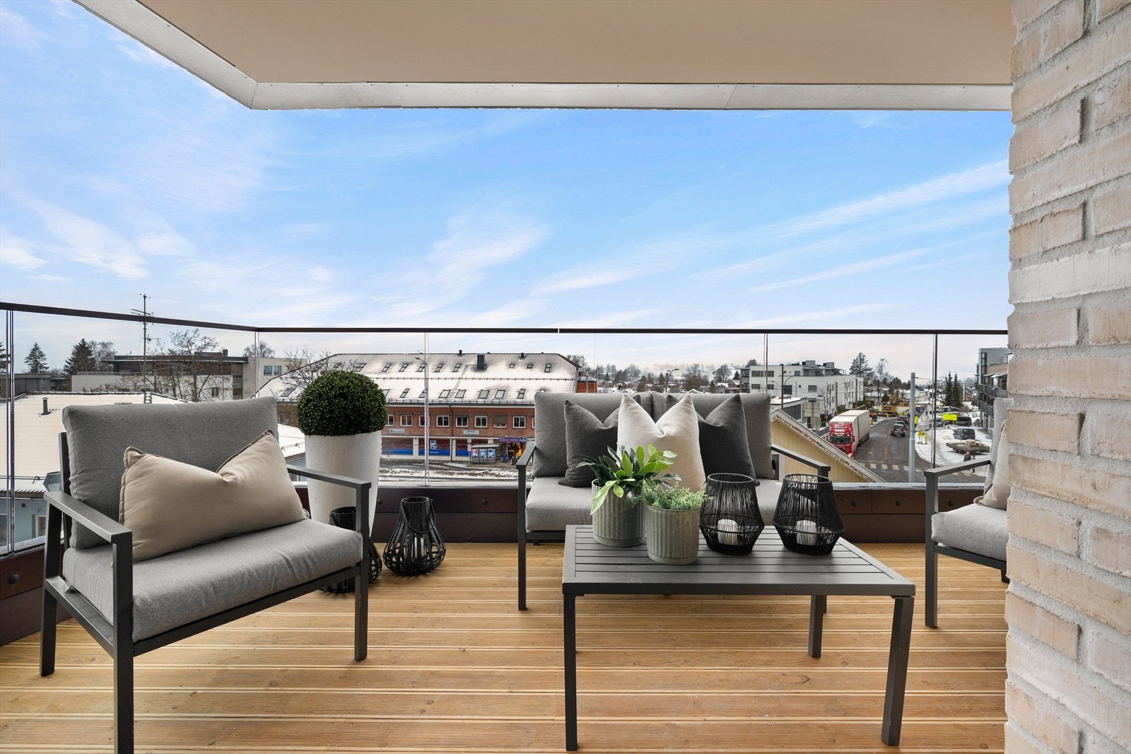 Fra stuen er det direkte adkomst til en romslig balkong på 10 kvm Galleribilde