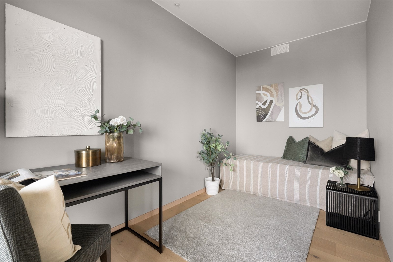 Bolignes andre soverom har adkomst fra kjøkkenet Galleribilde