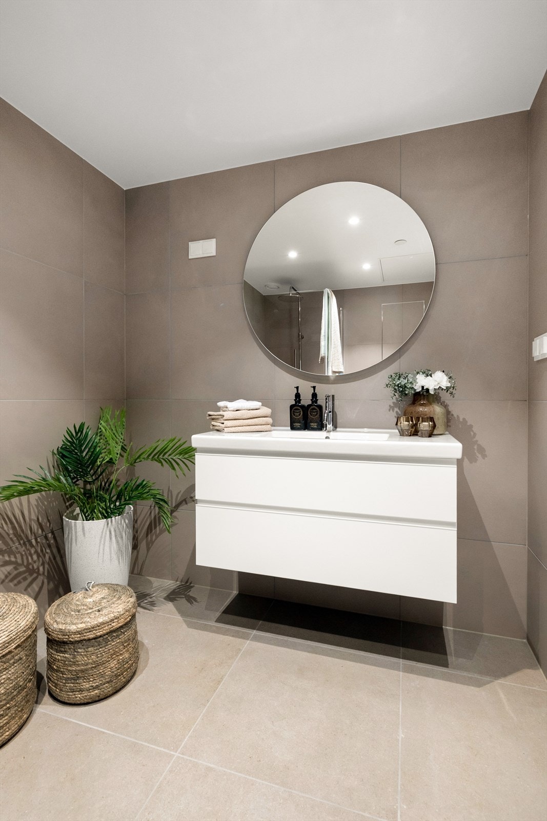 Stilren baderomsinnredning med plass til oppbevaring Galleribilde