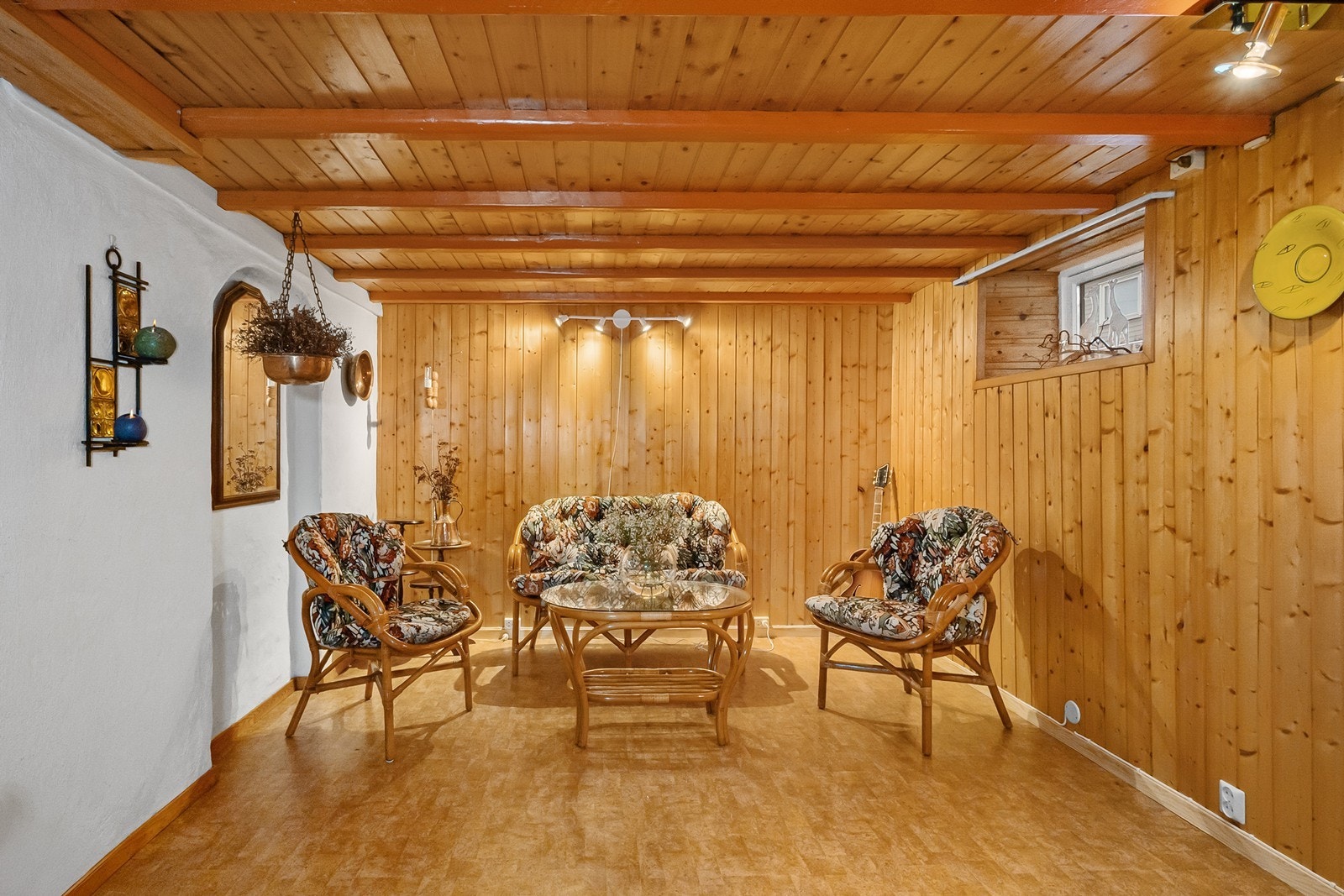 Kjellerstuen tilfredsstiller ikke krav til rømning, dagslysflate og takhøyden er under 2 meter. Rommet er ikke godkjent som varig oppholdsrom. Galleribilde