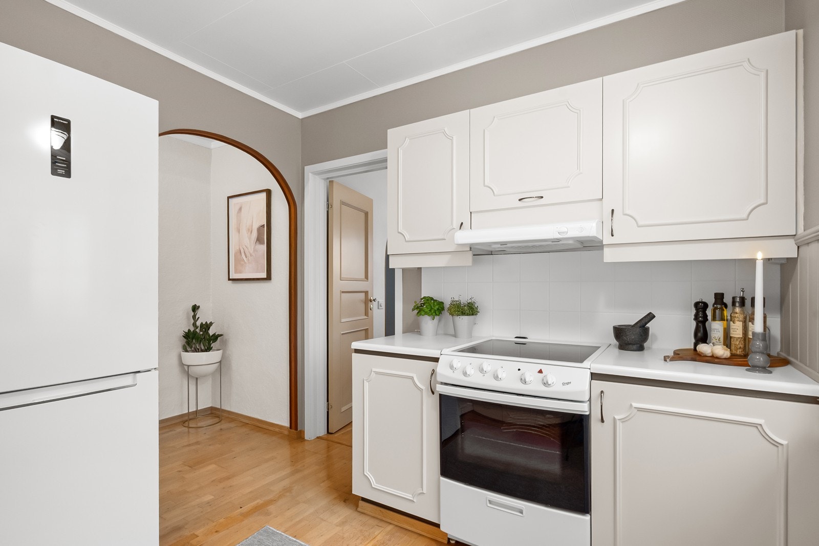 Kjøkkenet ligger tvers over gangen fra stuen og fremstår funksjonelt og oversiktlig. Galleribilde