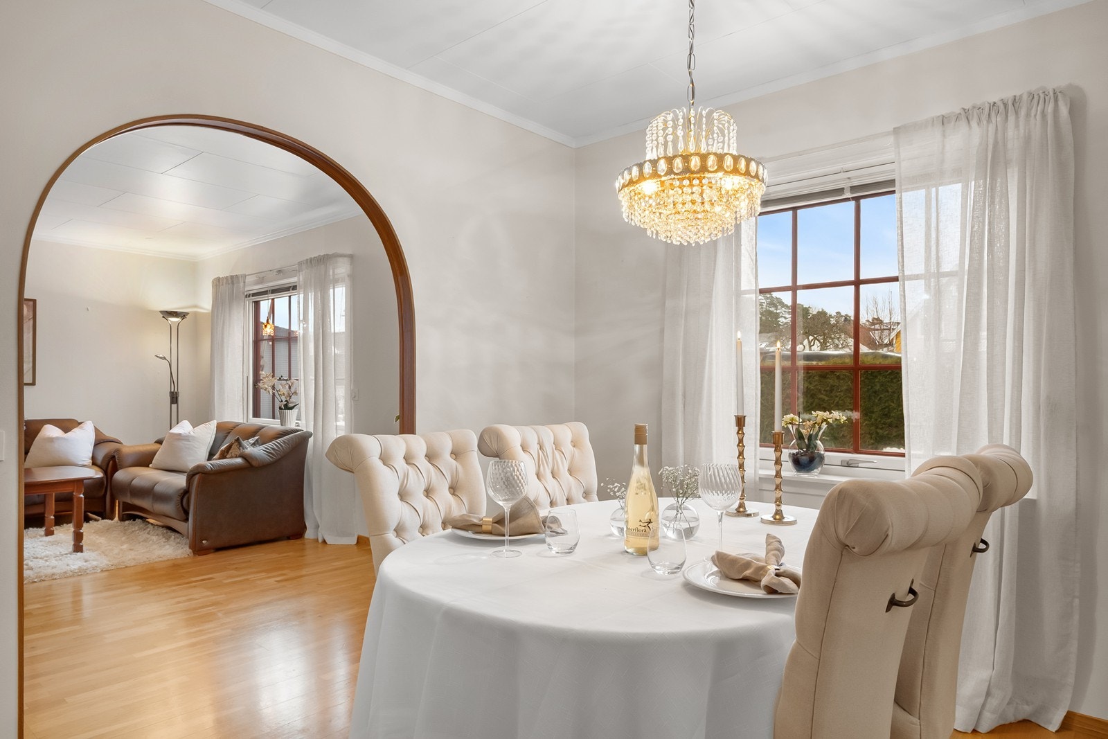 Spisestuen ligger lett tilgjengelig i tilknytning til både hovedstuen og kjøkkenet. Galleribilde