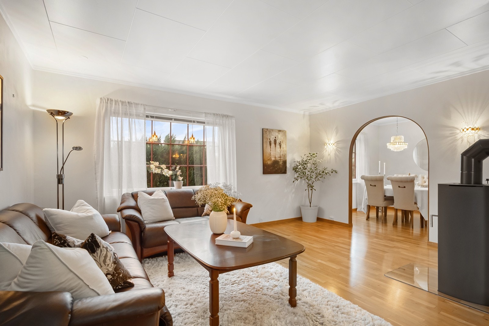 Stuens vinkel gir god plass til flere sittegrupper og en naturlig flyt mellom romsonene. Galleribilde