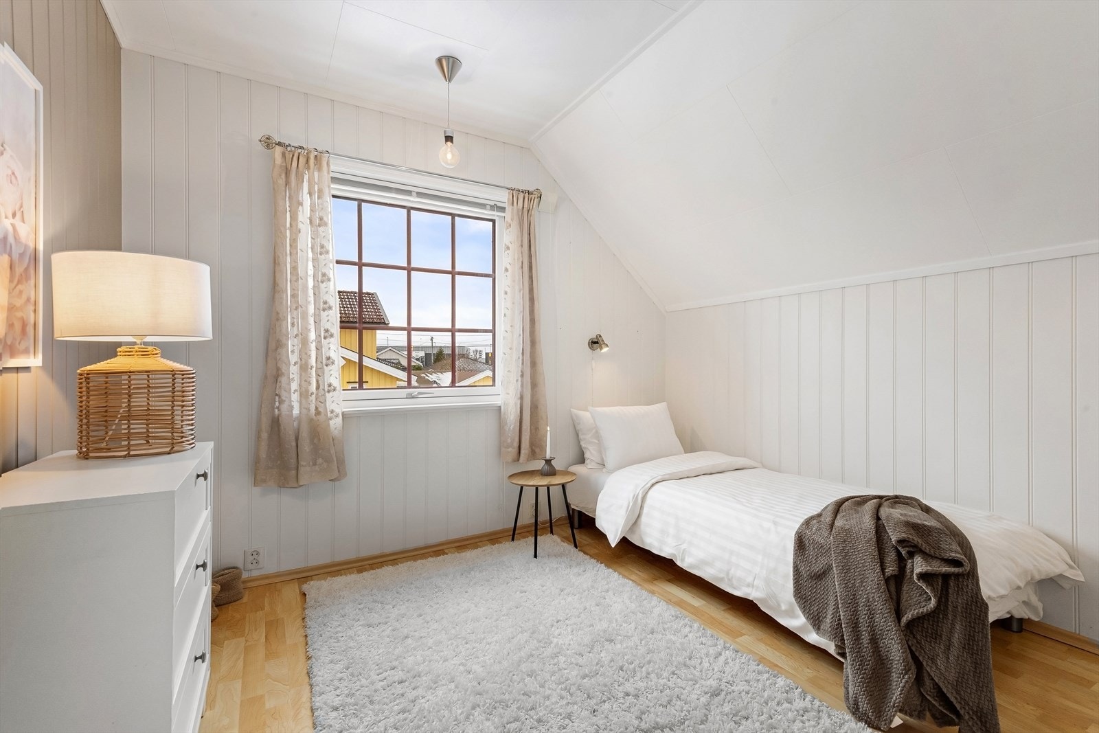 Soverom tre. Alle boligens soverom har lyse overflater og byr på fleksible møbleringsmuligheter. Galleribilde