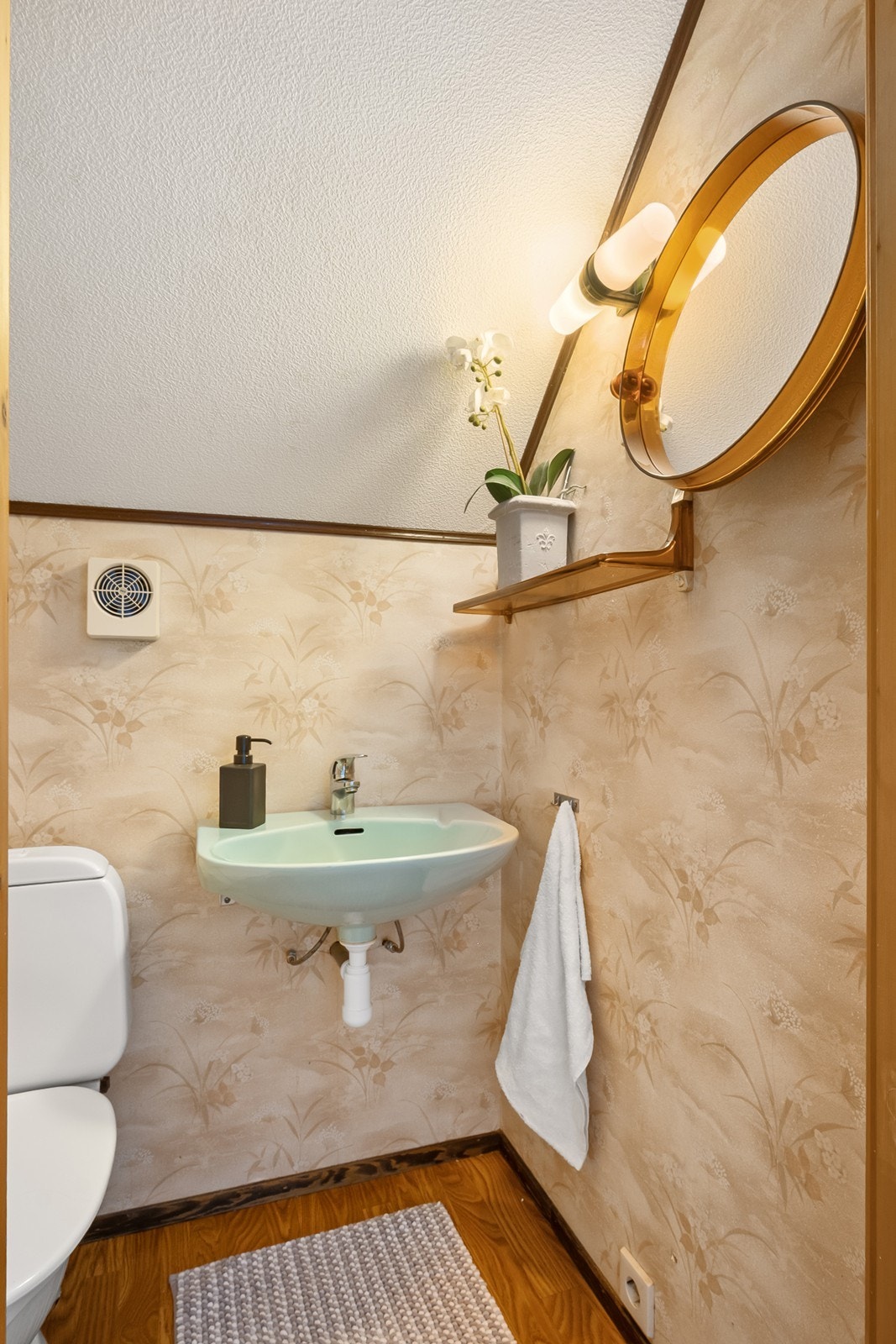 En praktisk og relativt sjelden løsning er direkte adkomst fra kontoret til eget toalettrom. Galleribilde