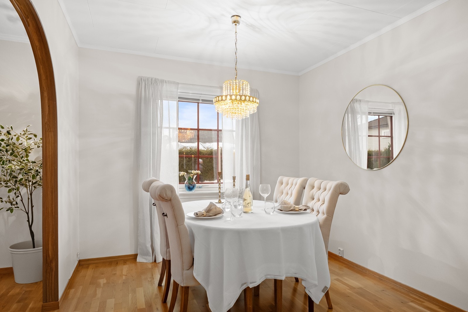 Spisestuen er noe tilbaketrukket og har god plass til et større spisebord. Vinduer med utsyn mot egen tomt gir et naturlig lysinnslipp. Galleribilde