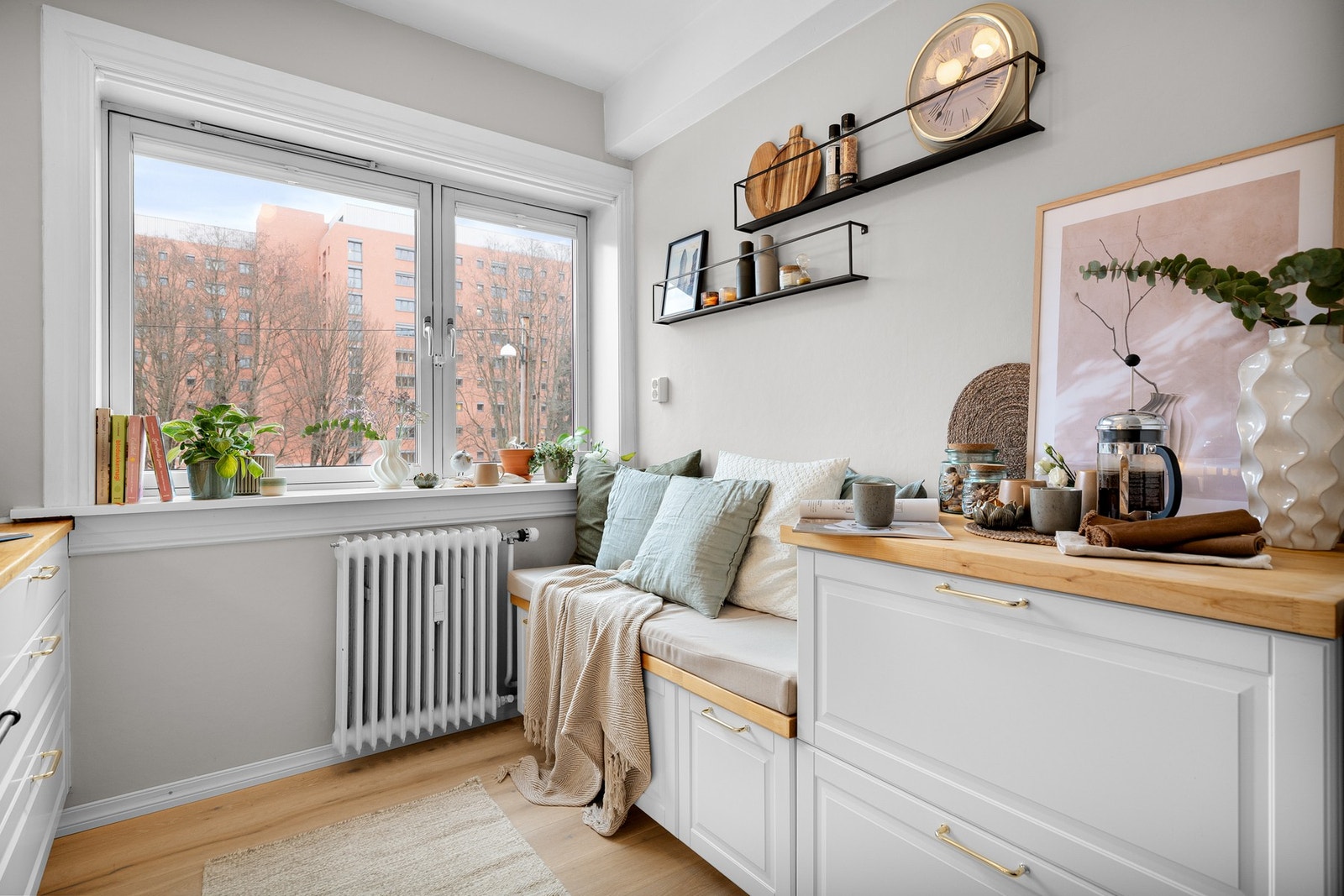 Ved den store vindusflaten er kjøkkenet forlenget med en superkoselig sittebenk med oppbevaring under. Galleribilde