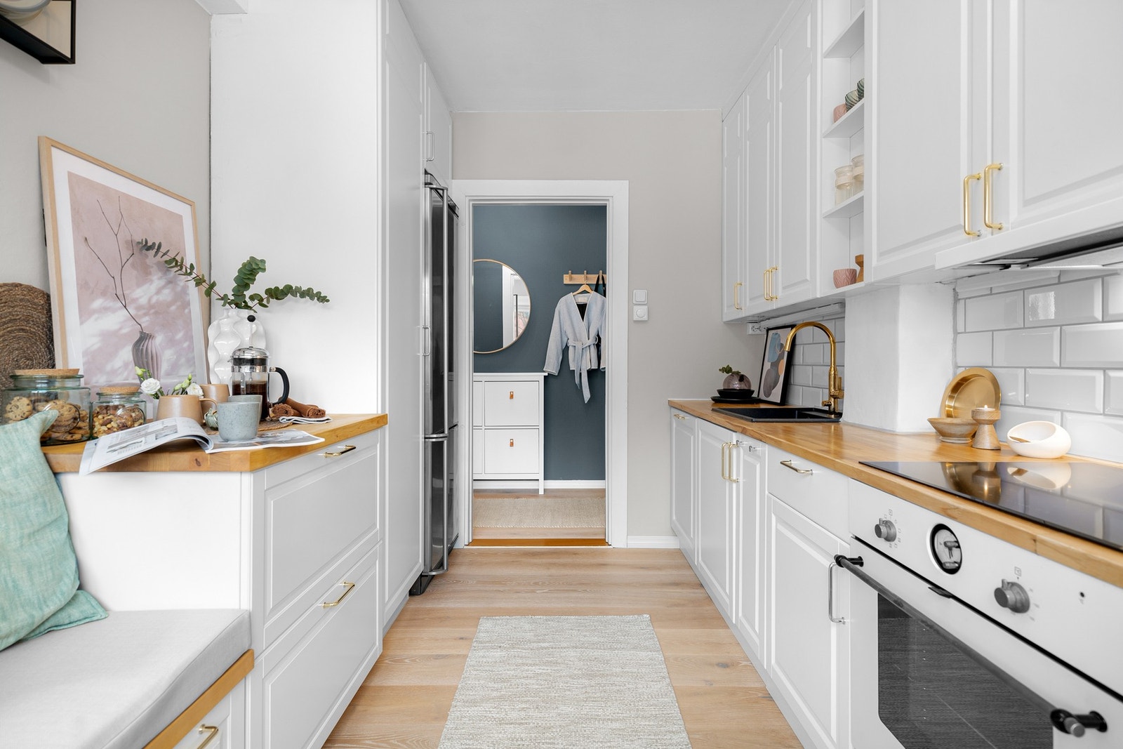 Selger opplyser om at kjøkkenet ble oppgradert i 2020 med ny oppvaskmaskin, benkeplater, oppvaskkum, armatur, håndtak og fliser over kjøkkenbenk. Galleribilde