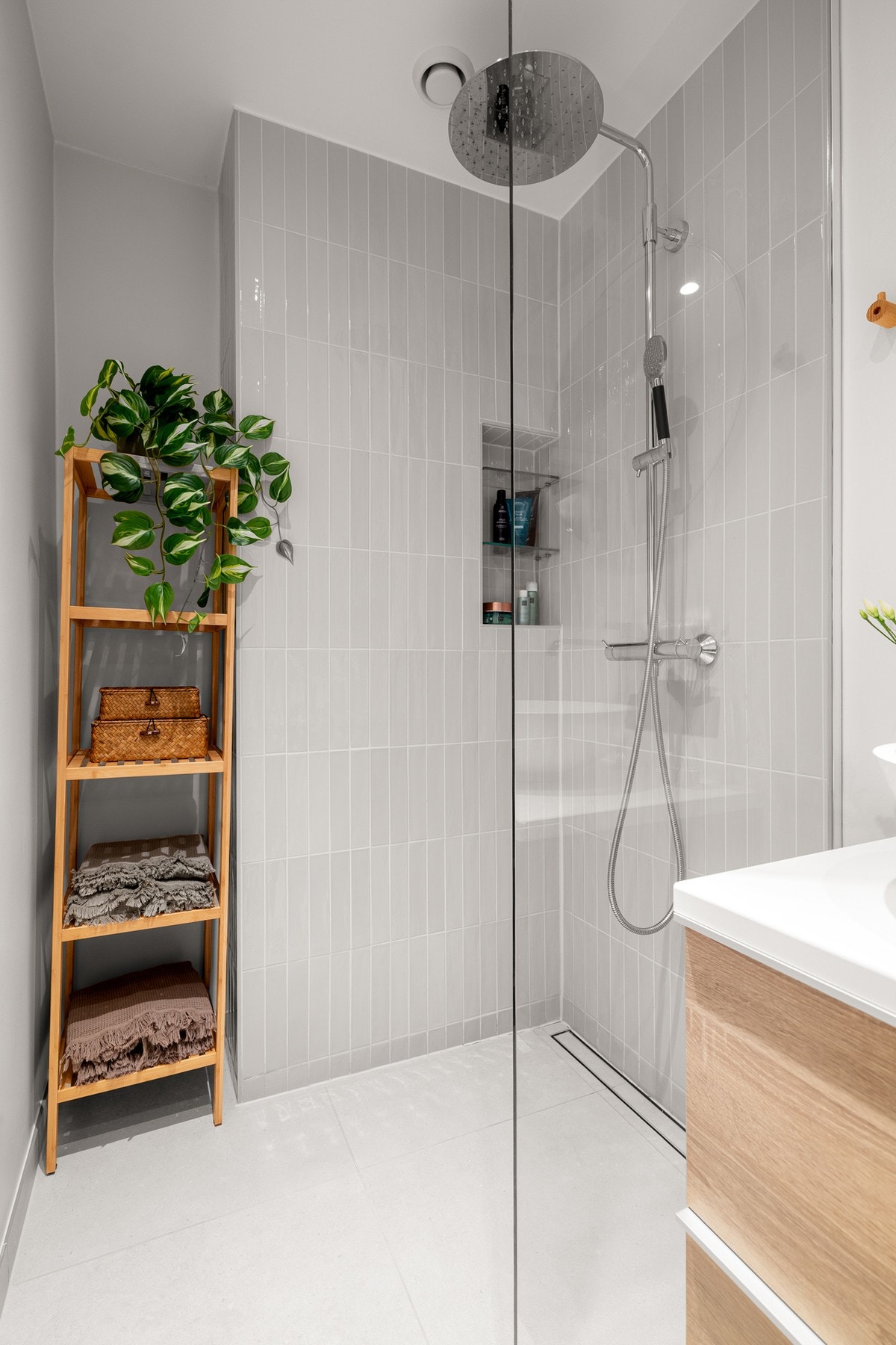 Baderommet er også utstyrt med romslig dusjnisje med glassvegg og både hånd- og regnfallsdusj, samt vegghengt toalett. Galleribilde