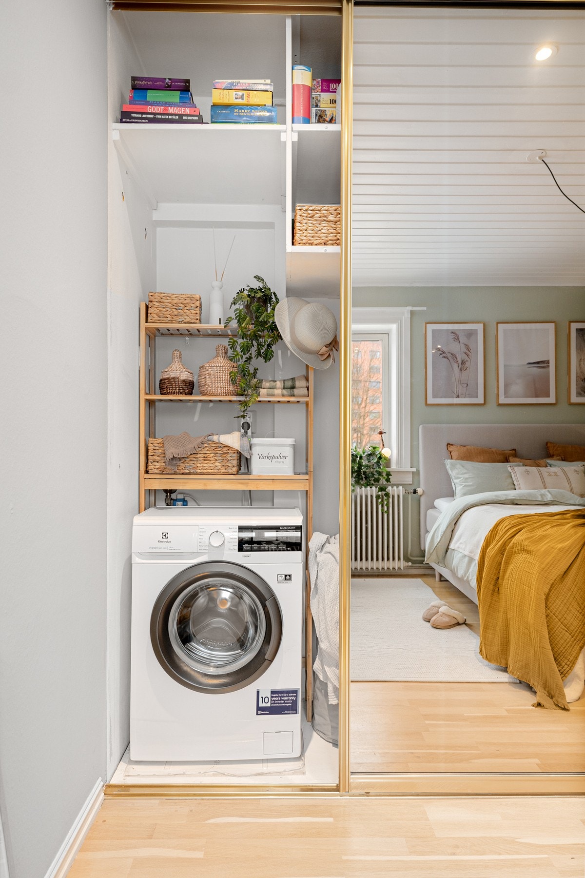 I garderoben er det også plass og opplegg for vaskemaskin. Galleribilde